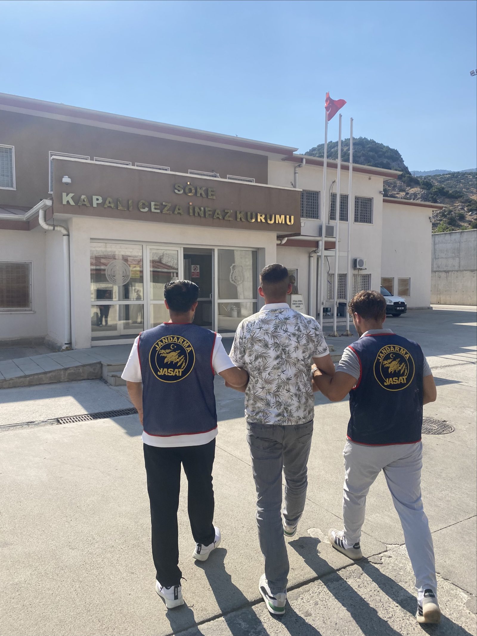 Kuşadası’nda uyuşturucu ticareti suçundan 20 yıl hapis cezası bulunan hükümlü yakalandı