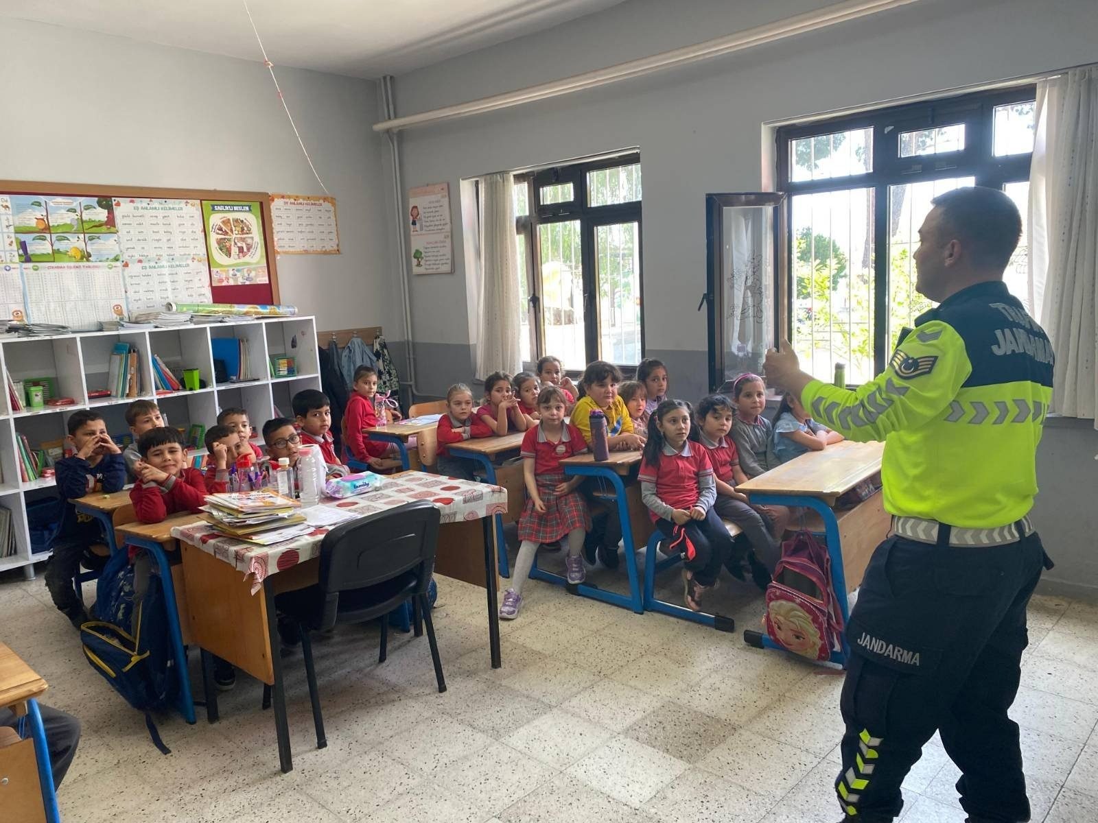 JANDARMA’DAN ÖĞRENCİLERE EĞİTİM