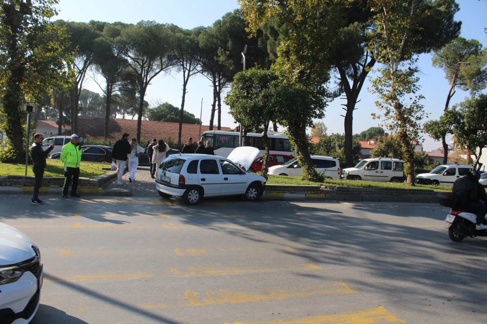 EHLİYETSİZ SÜRÜCÜ KAZA YAPTI