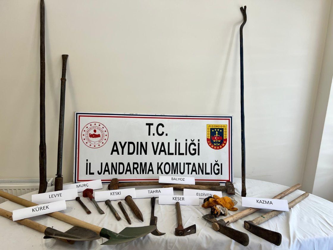 KOÇARLI’DA JANDARMA KAÇAK KAZI YAPANLARI YAKALADI