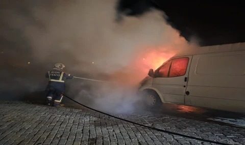 Seyir Halindeki Minibüs Alev Alev Yandı