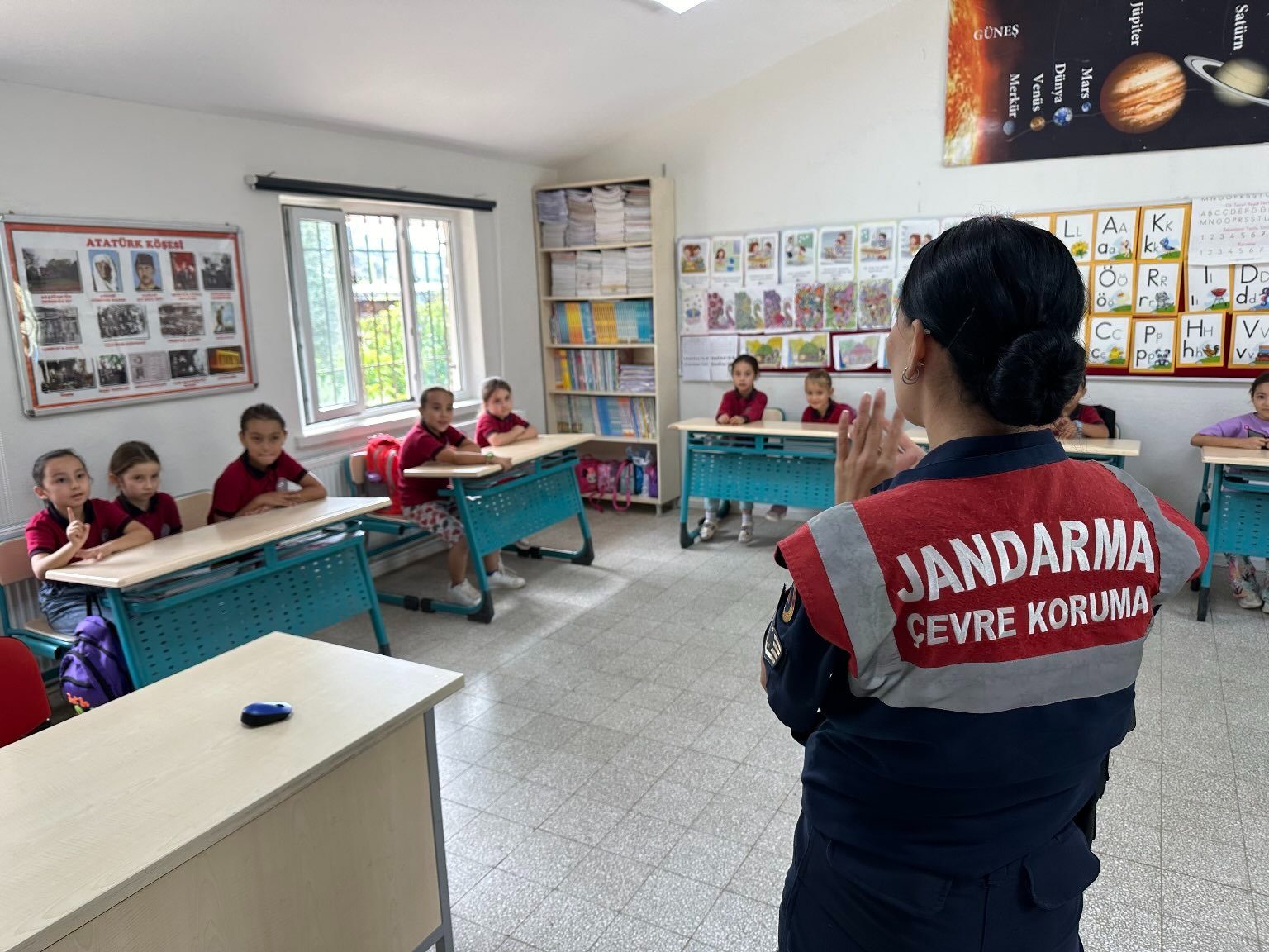 İNCİRLİOVA’LI ÖĞRENCİLERİ JANDARMA DOĞA İLE BİLGİLENDİRDİ