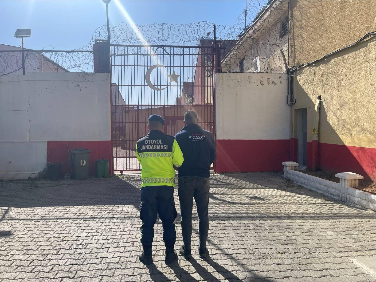 Germencik’te Yol Kontrolünde 19 Düzensiz Göçmen Yakalandı, Organizatör Tutuklandı