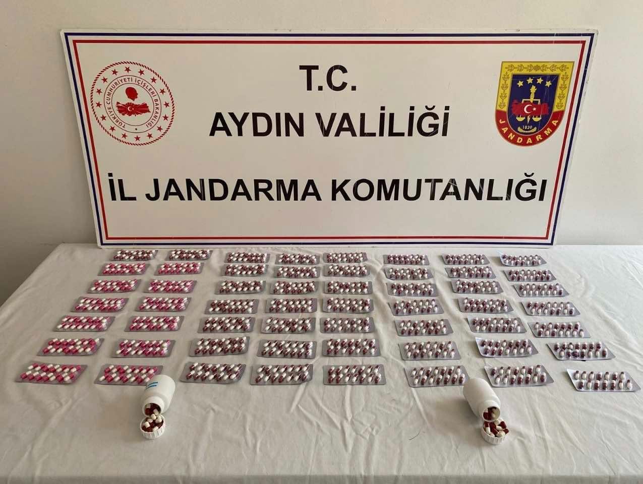 KUŞADASI OTOGARINDA NARKOTİK OPERASYON: 898 SENTETİK HAP ELE GEÇİRİLDİ