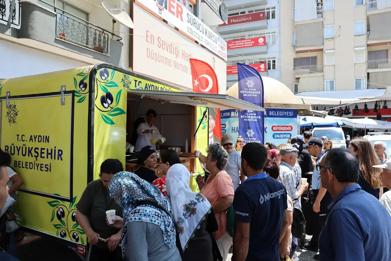 BAŞKAN ÇERÇİOĞLU’NDAN PAZARCI ESNAFINA SICAK GÜNLERDE SERİN DESTEK