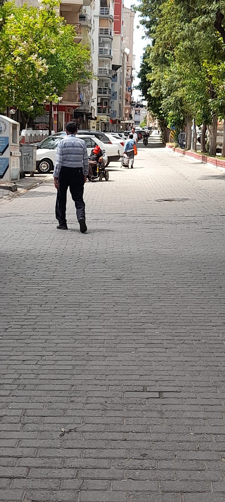 İncirliova’da ilginç cadde! Bu caddede herkes yolun ortasında yürüyor