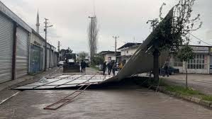 İNCİRLİOVA SANAYİ SİTESİ GİRİŞİNDE ÇATI UÇTU: FIRTINA HAYATI OLUMSUZ ETKİLEDİ
