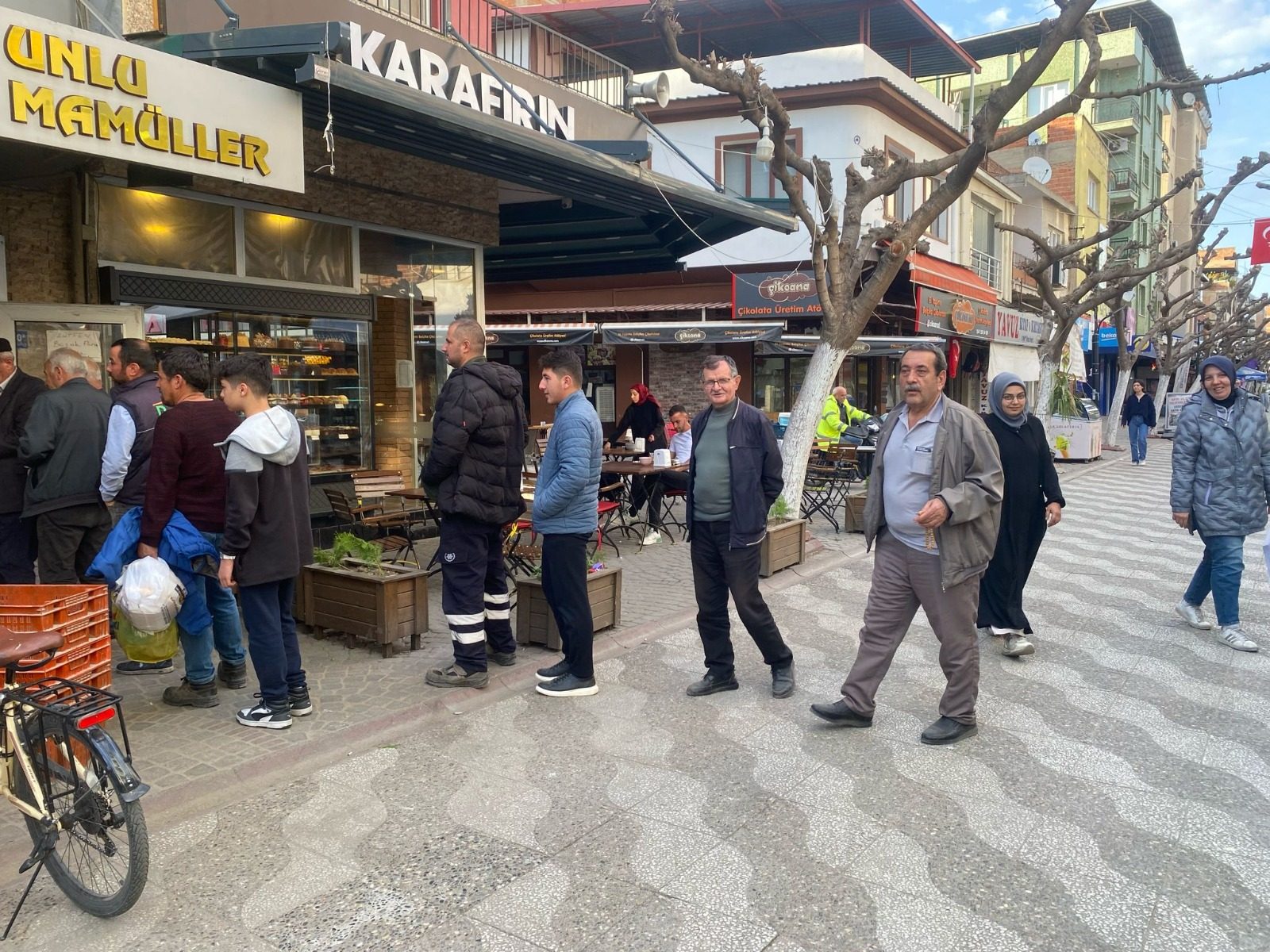 İncirliova’da Ramazan  Sıcak pide kuyruğu