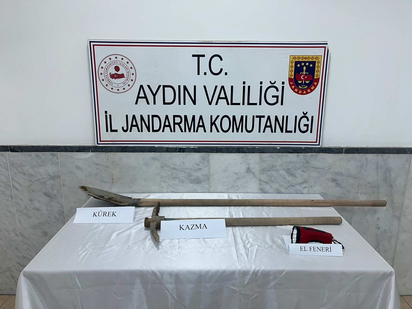 TÜRBEDE KAÇAK KAZI
