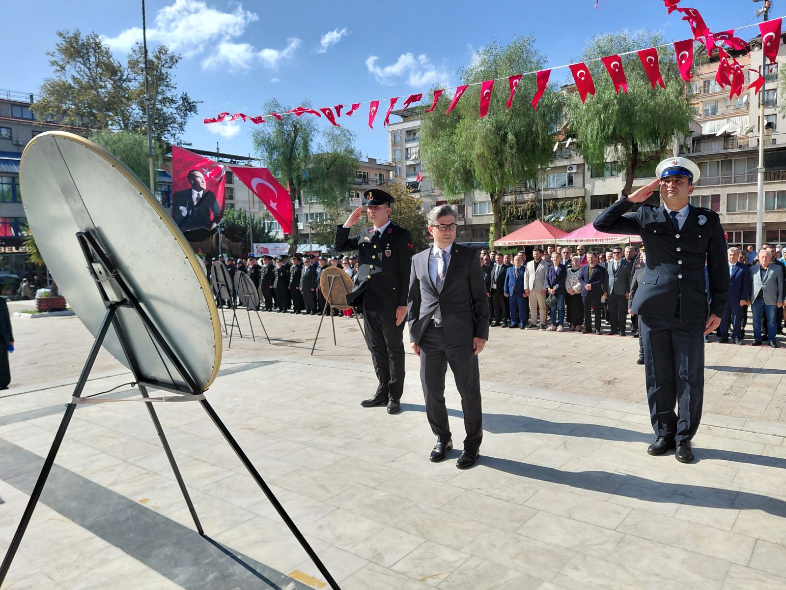 CUMHURİYET BAYRAMI ÇELENK SUNMA TÖRENİ GERÇEKLEŞTİRİLDİ