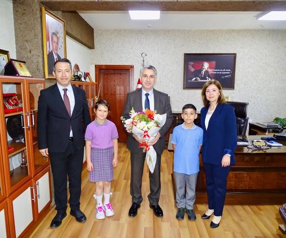 KAYMAKAM ABAY, 23 NİSAN’DA MİNİK MİSAFİRLERİNİ AĞIRLADI