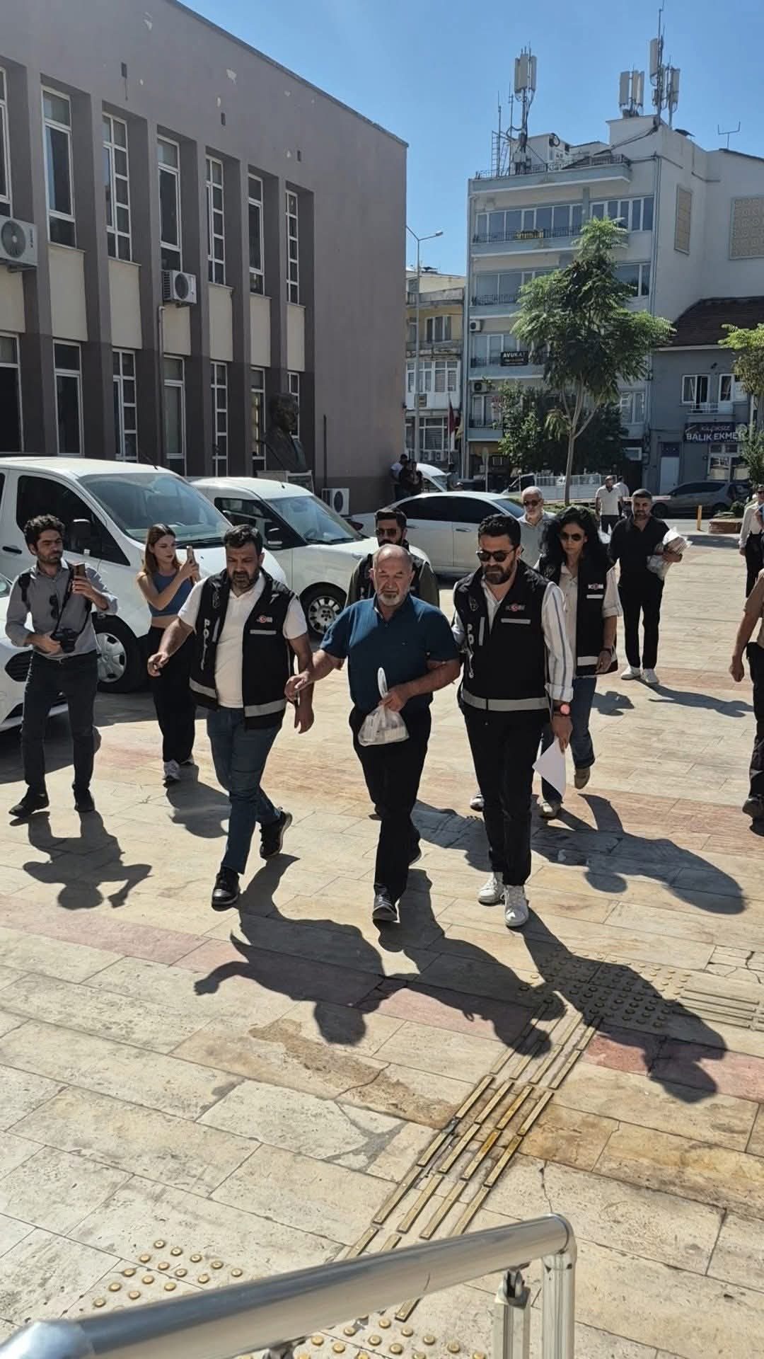 ‘BIÇAK PARASI’ OPERASYONU: DOKTOR VE SEKRETERİ ADLİYEYE ÇIKARILDI