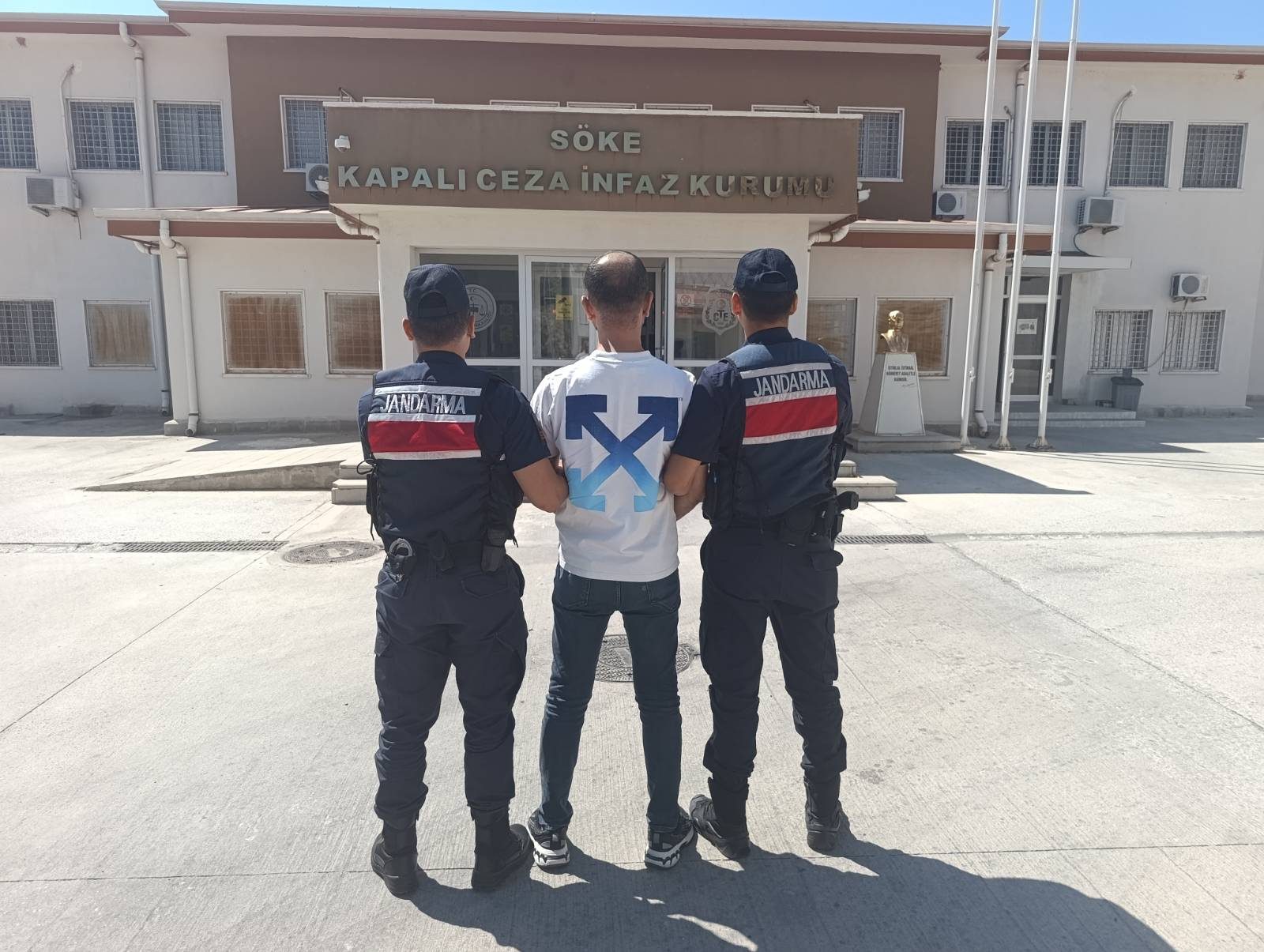 Kuşadası'nda 11 yıl 4 ay hapis cezası bulunan hükümlü yakalandı