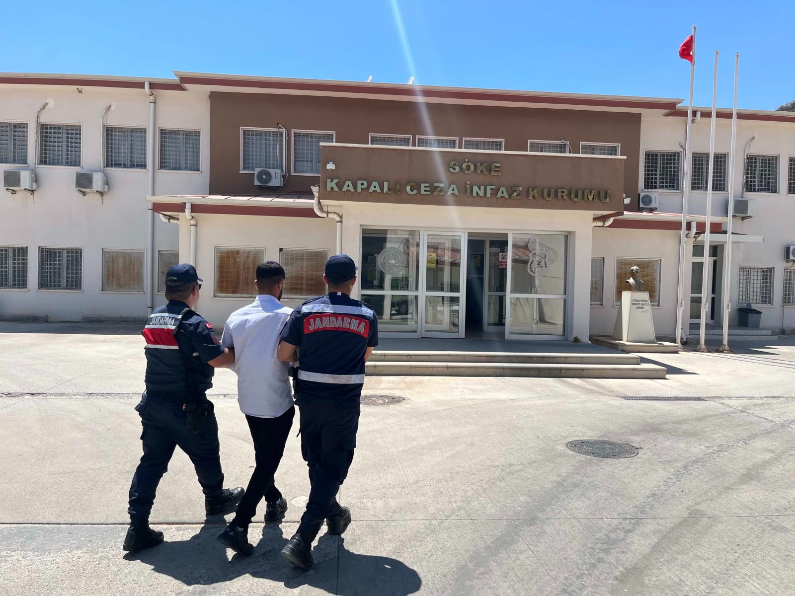 YAKALAMALI ŞAHIS ELE GEÇİRİLDİ