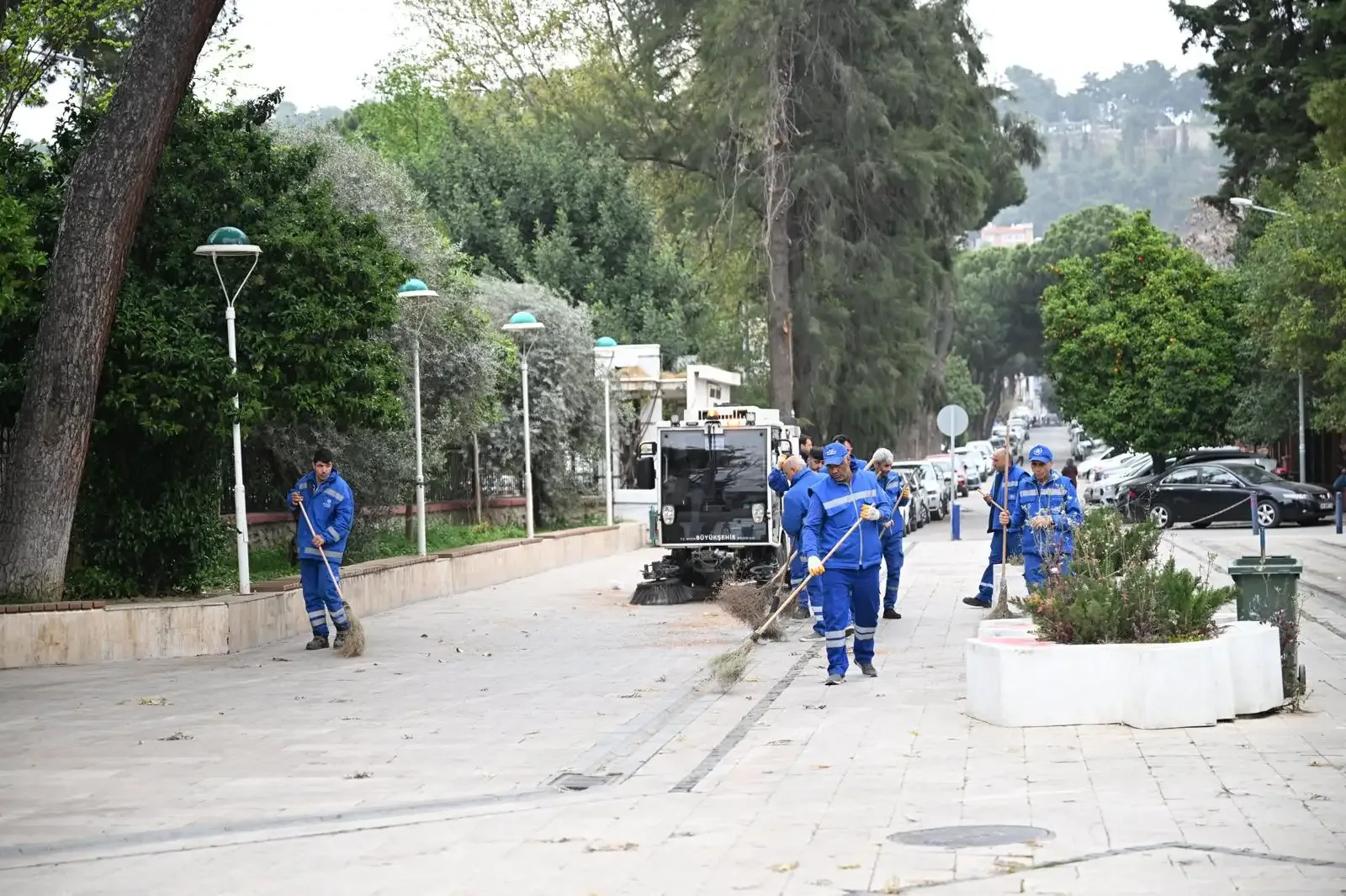 BAŞKAN ÇERÇİOĞLU'NDAN EFELER'DE BAYRAM TEMİZLİĞİ