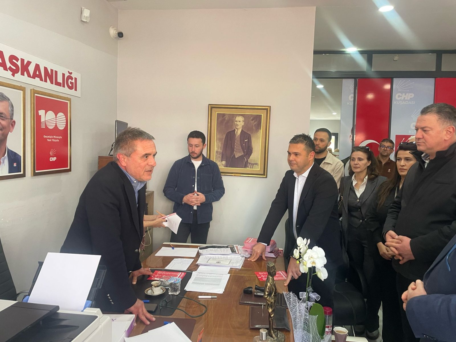 İYİ Parti Kuşadası İlçe Yönetim Kurulu Üyeleri ve Meclis grubu son yaşanan gelişmeler üzerine Cumhuriyet Halk Partisi Kuşadası İlçe Teşkilatına ziyarette bulundu.