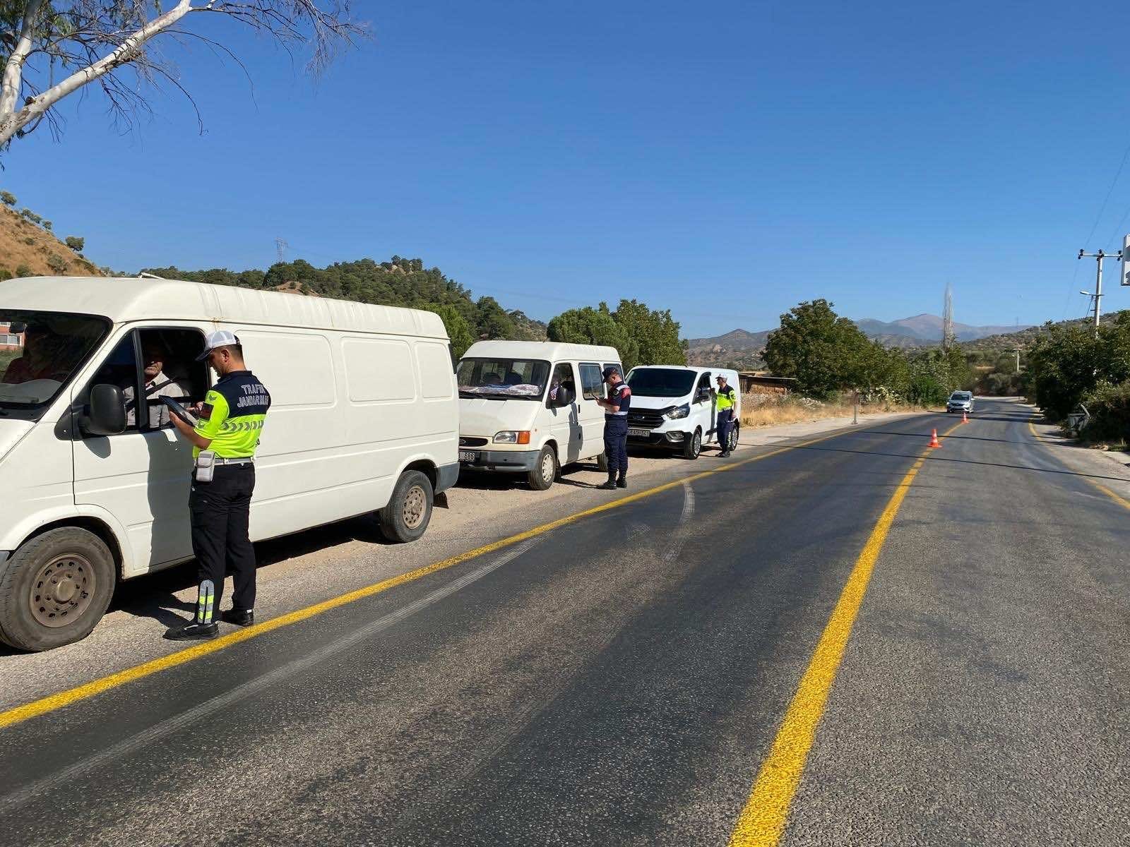 JANDARMA KÖŞK İLÇESİNDE TRAFİK DENETLEMESİ YAPTI