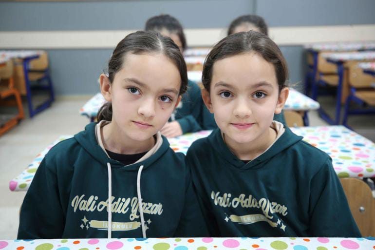 “Eşi Benzeri Olmayan Okul: 21 İkiz Aynı Çatıda Eğitim Görüyor!”