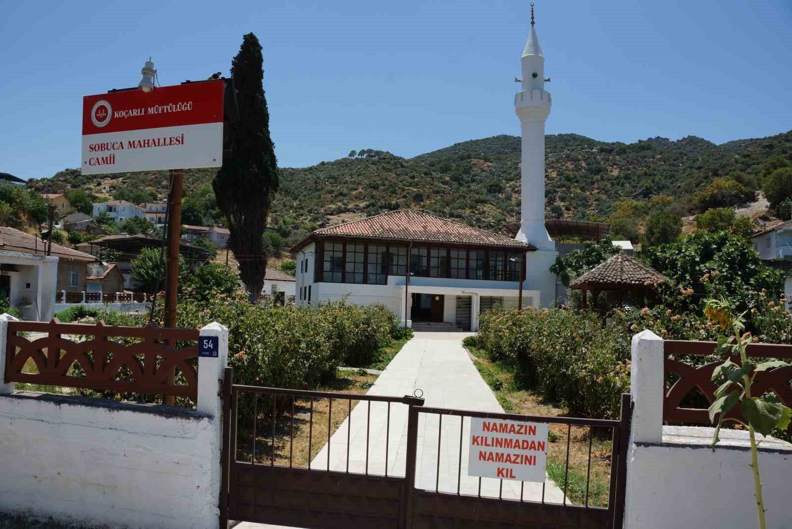 Cami imamından dikkat çeken tabela: "Namazın kılınmadan namazını kıl" yazısı cemaati artırdı