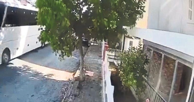Yolda yatan köpeği ezip yoluna devam etti