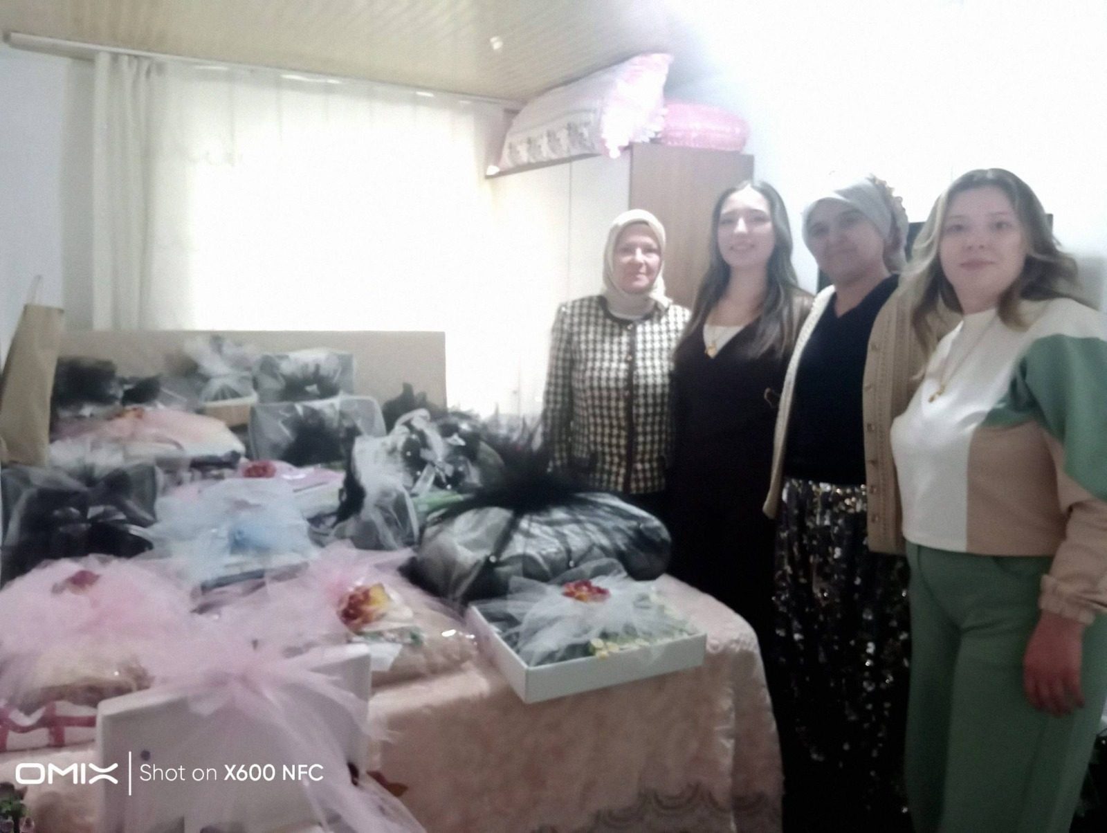 AK Parti İncirliova Kadın Kolları’ndan Anlamlı Nişan Ziyareti: Genç Yüreklerin Mutluluğuna Ortak Oldular