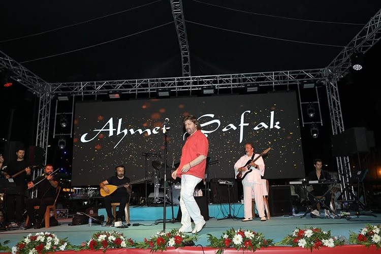 MARMARİS'TE 15 TEMMUZ RUHU AHMET ŞAFAK KONSERİYLE TAÇLANDI