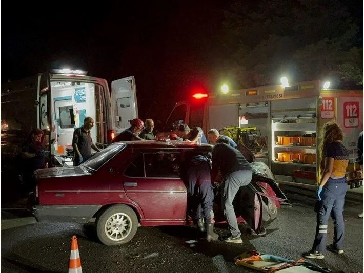 SÖKE’DE TERS YÖNE GİRİP  2 ARACA ÇARPTI