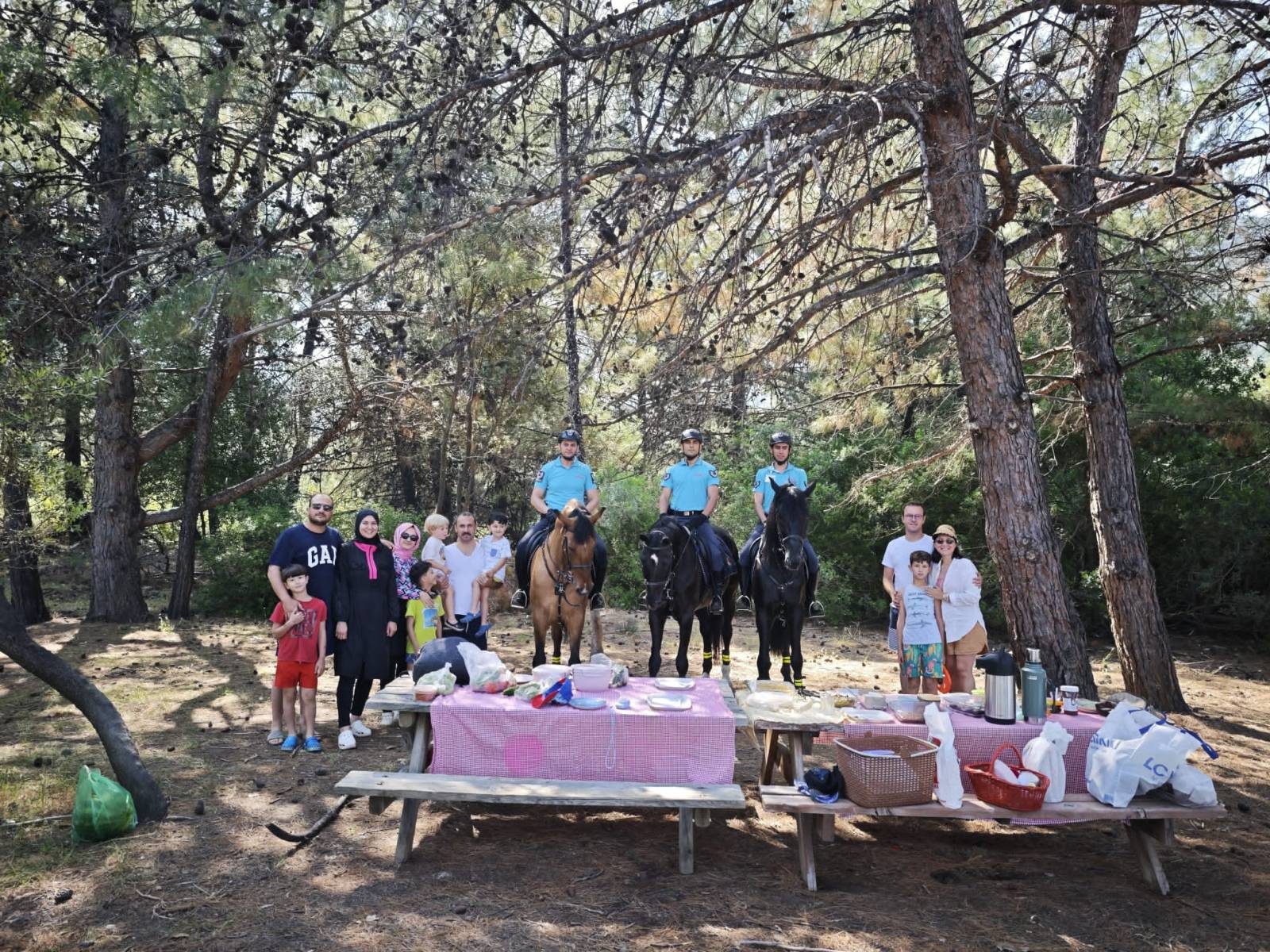 Kuşadası Milli Park Bölgesinde Atlı Jandarma Timi Devriye Faaliyeti Gerçekleştiriyor