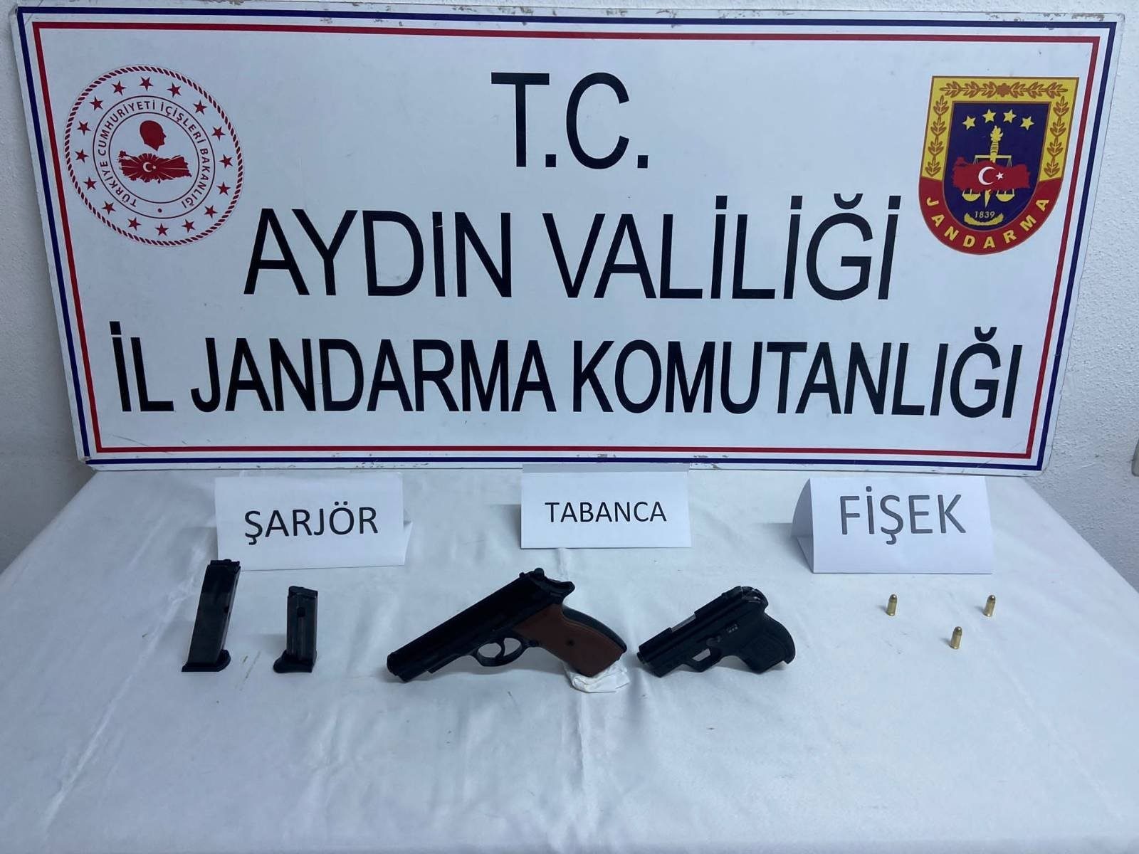 JANDARMA ARAMALARDA RUHSATSIZ SİLAHLAR ELE GEÇİRDİ