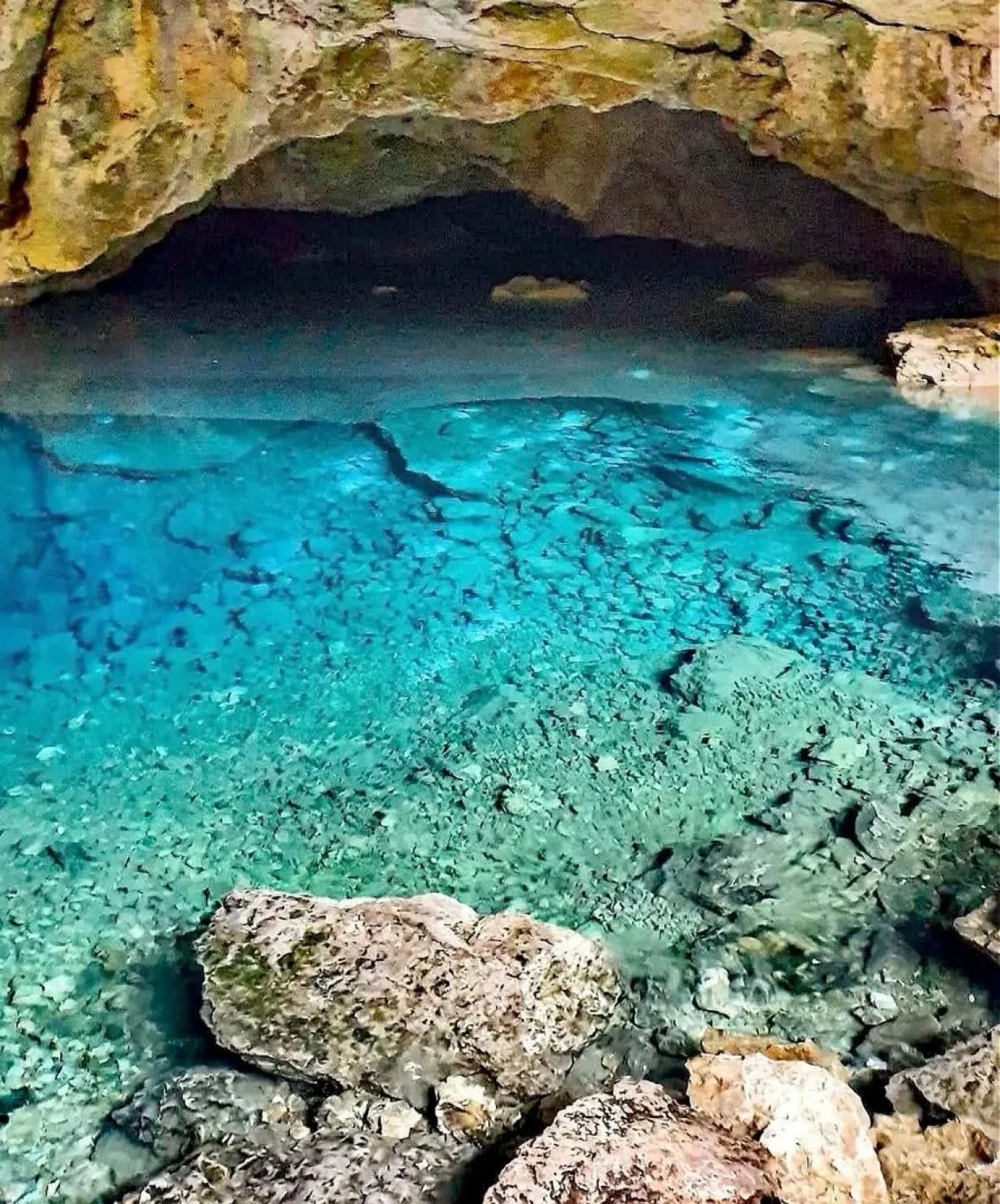 Kuşadası’ndaki Zeus Mağarası Ziyaretçilerini Büyülüyor