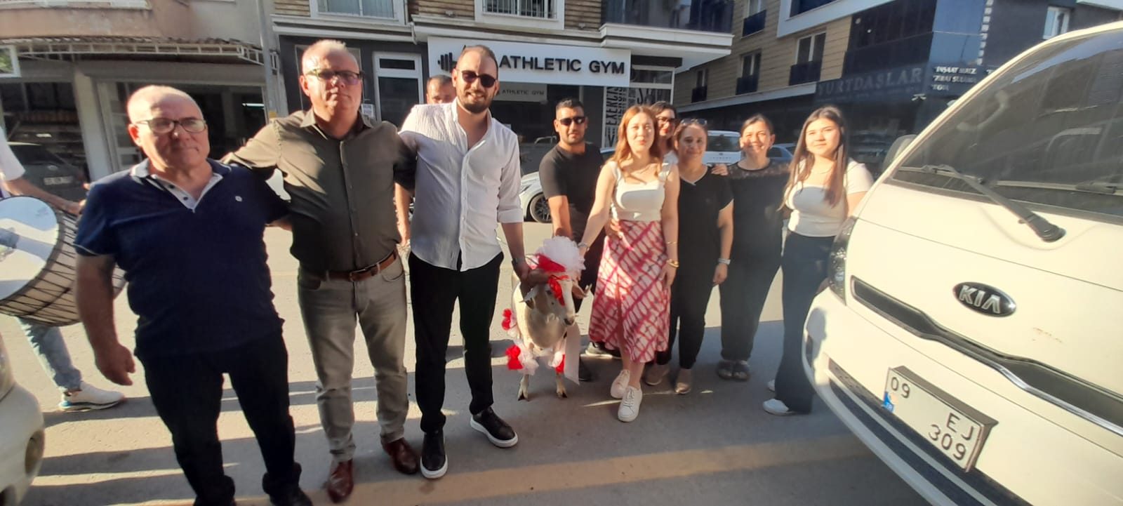 Nişanlıya süslü koç hediyesi