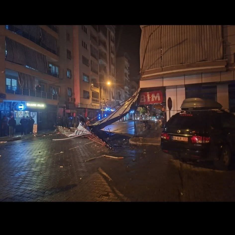 İncirliova'da fırtına etkisi; çatı uçtu, ağaç devrildi