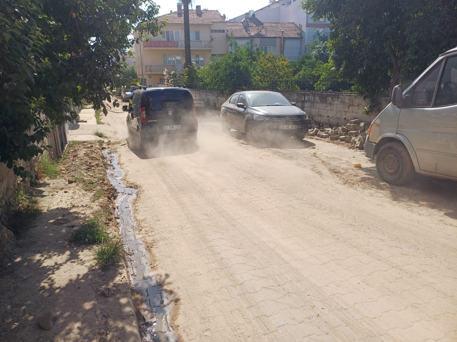 Köşk Çarşı Mahallesindeki Kırık ve Kazılı Yollardan Vatandaş Bıktı