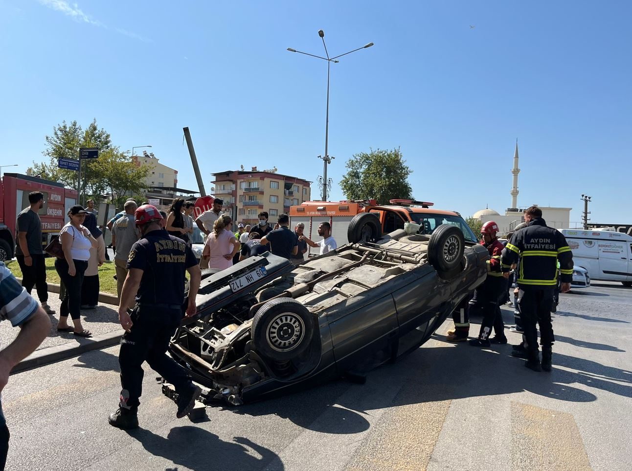 EFELER’DE DEVRİLEN OTOMOBİLDEN 2 YARALI ÇIKTI