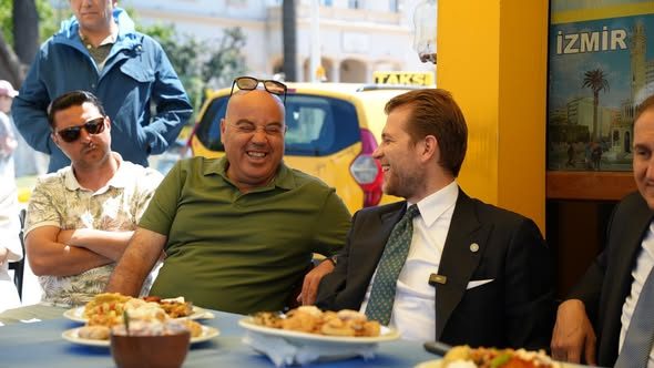 Kuşadası’nda Samimi Kareler: İYİ Parti’den Can Taksi Çıkarması
