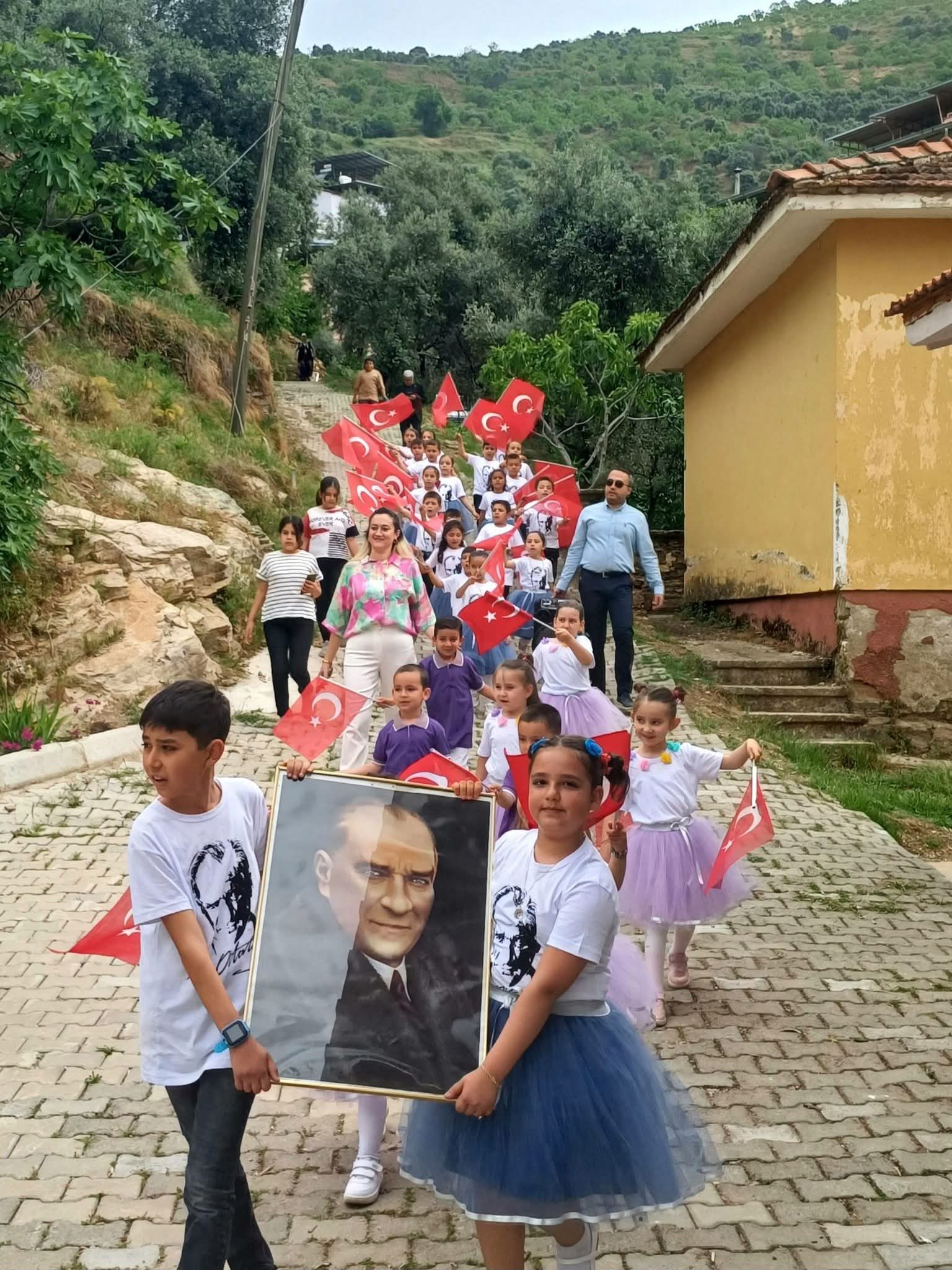 Arpadere Mahallesi’nde 23 Nisan Coşkusu: Çocuklar Bayramlarını Sokaklarda Kutladı