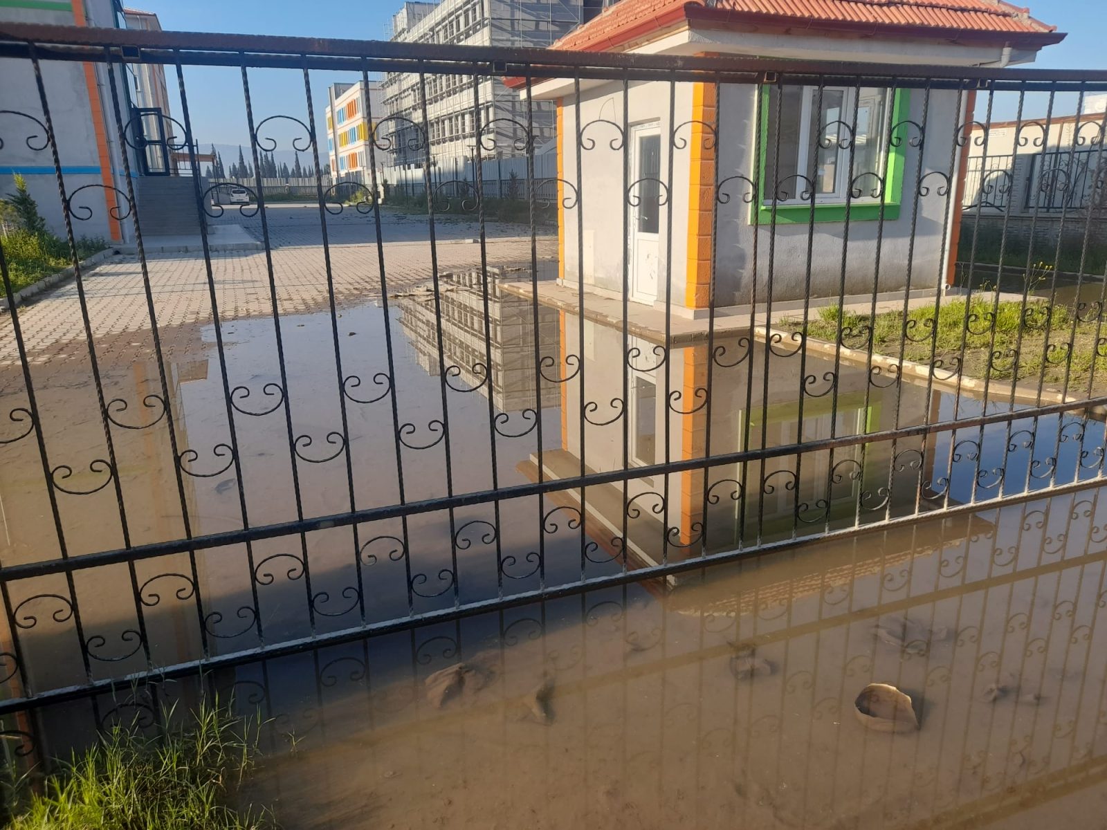 İNCİRLİOVA’DA YENİ OKULDA SU BASKINI TEPKİSİ: “6 AYDIR ÇÖZÜM YOK”