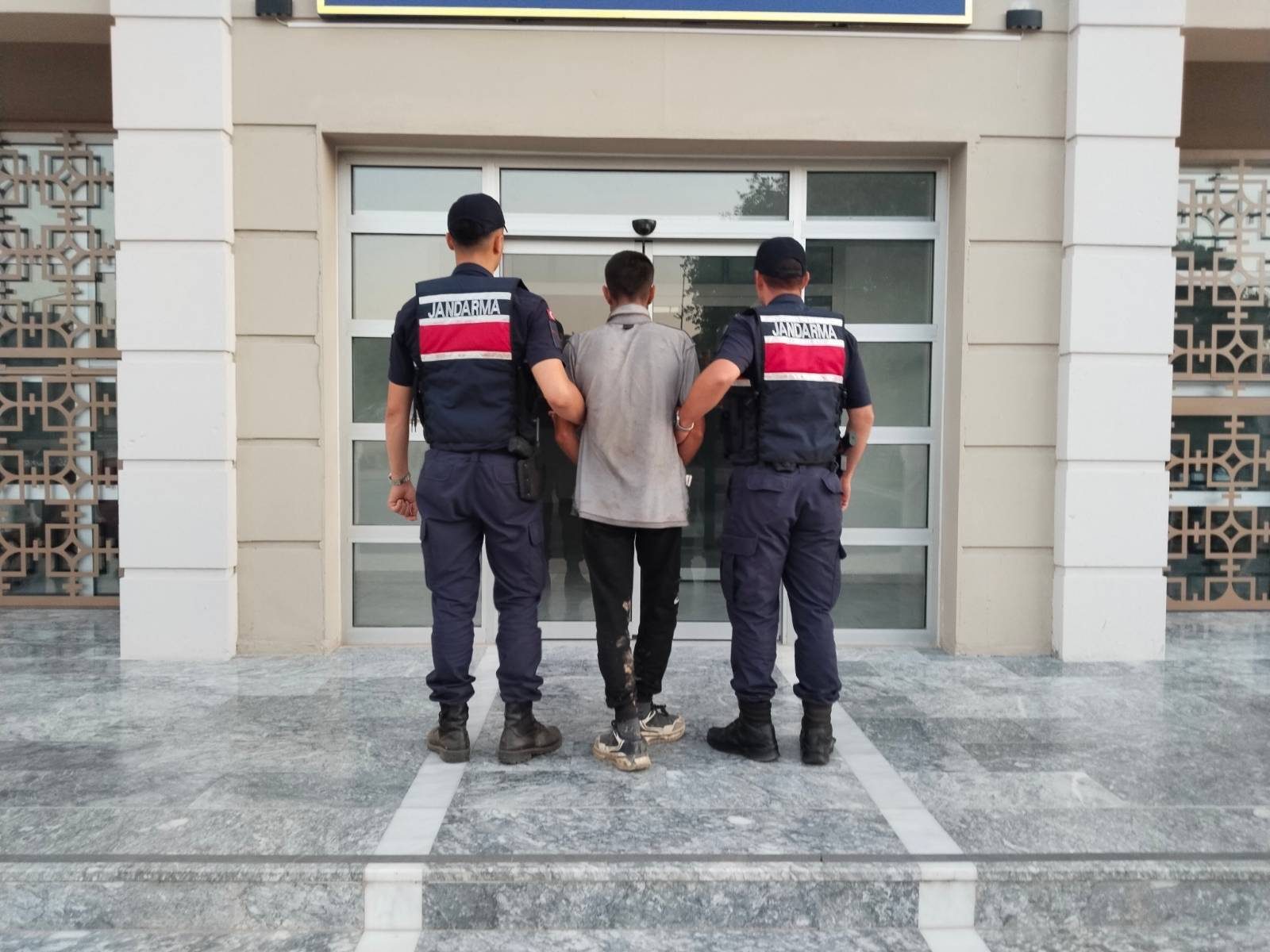 Aydın merkezli 8 ilde MİT personeli kimliğiyle dolandırıcılık yapan organize suç örgütüne operasyon: 7 şüphelinin tamamı tutuklandı