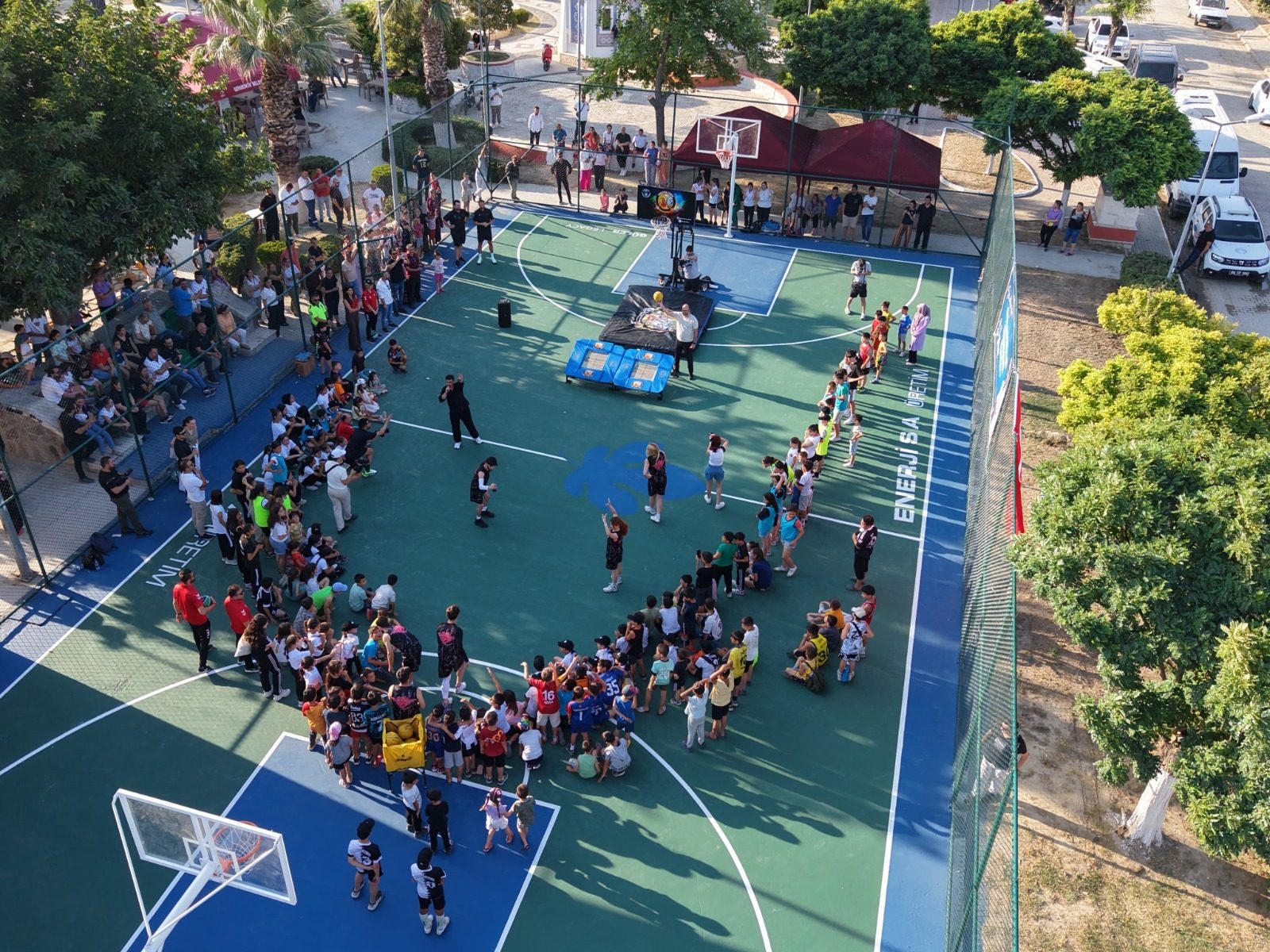 BAŞKAN ZENCİRCİ GENÇLERE SÖZÜNÜ TUTTU BASKET SAHASINI AÇTI