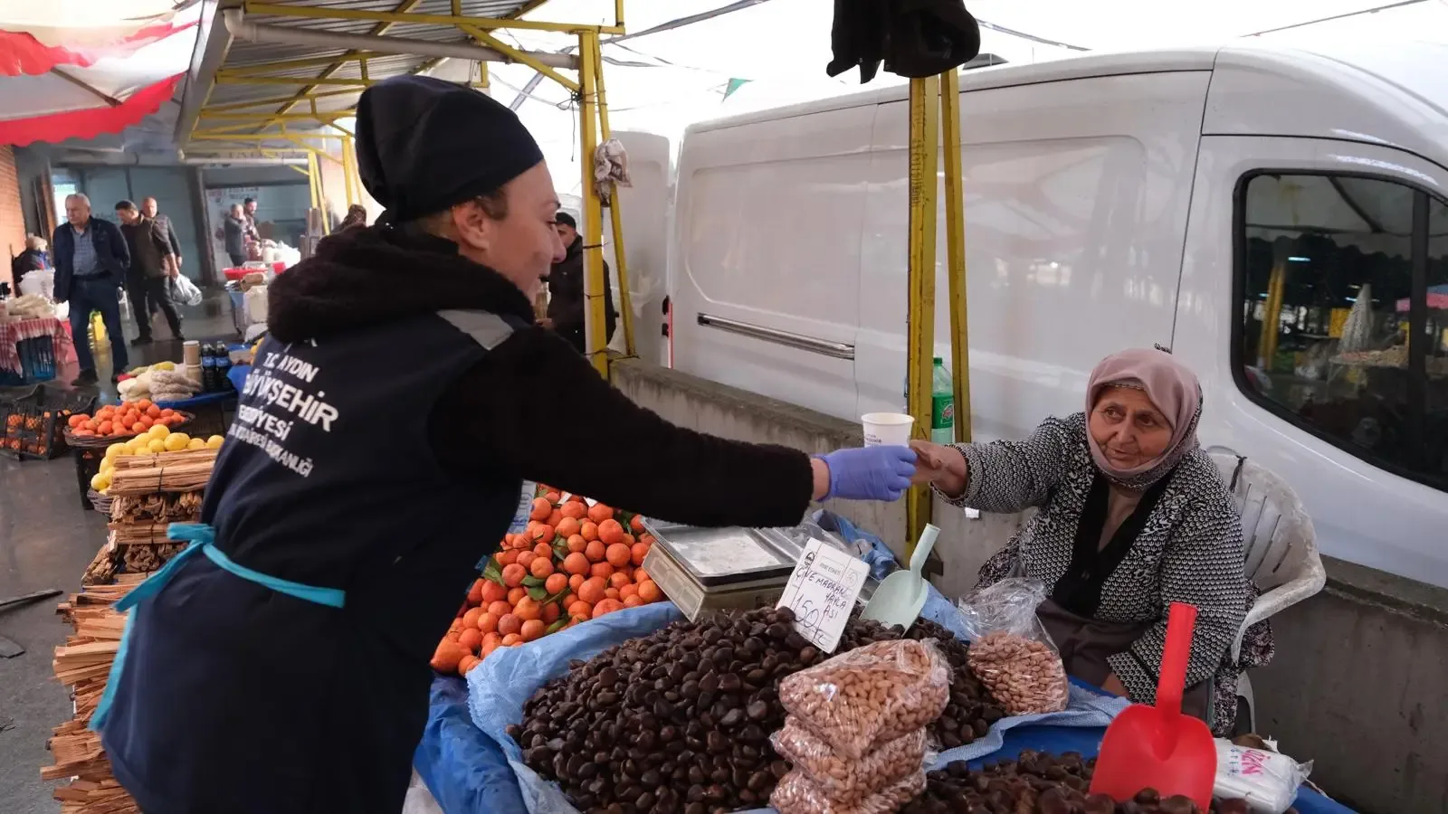 BAŞKAN ÇERÇİOĞLU’NUN SICAK ÇORBA İKRAMI PAZARCI ESNAFININ VE VATANDAŞLARIN İÇİNİ ISITIYOR
