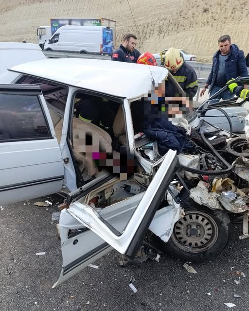 FECİ KAZA: OTOMOBİL KAMYONA ÇARPTI, BİR KİŞİ HAYATINI KAYBETTİ