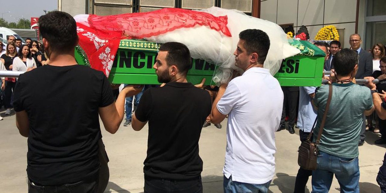 Tabutuna örtülen gelinlik ile son yolculuğuna uğurlandı