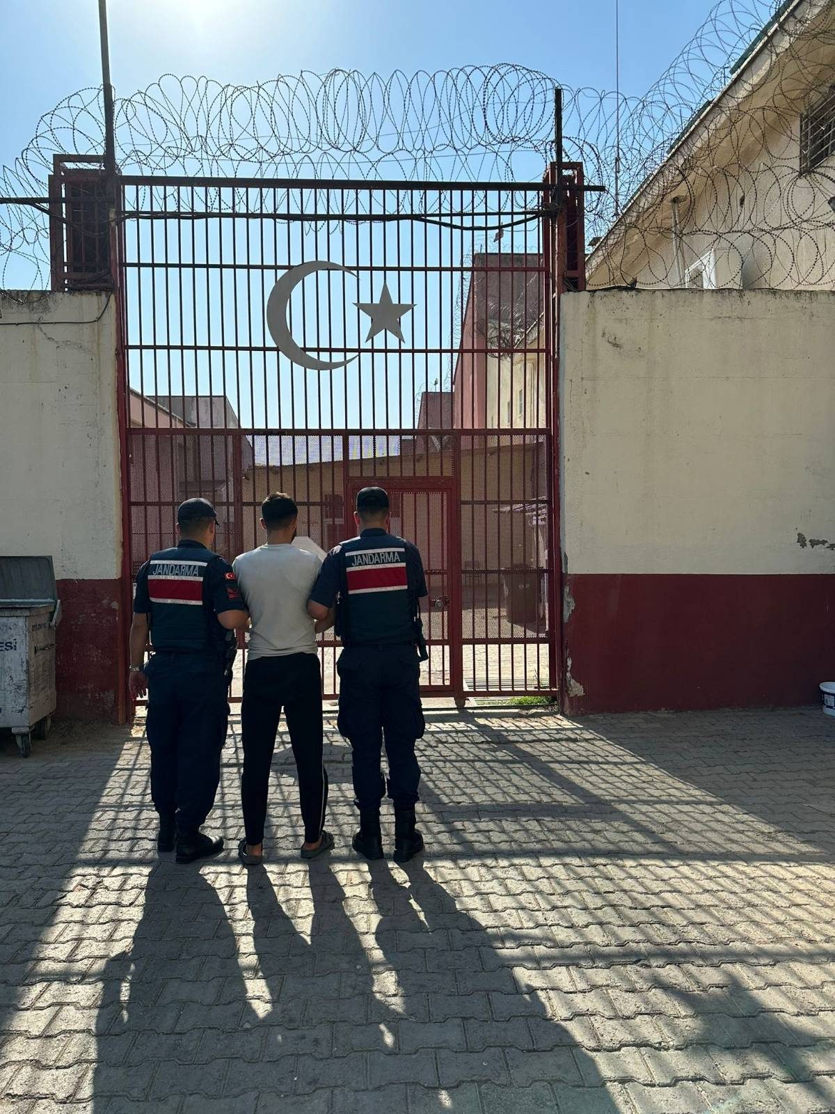 İŞYERİNE SİLAHLA ATEŞ AÇAN  KİŞİ YAKALANDI