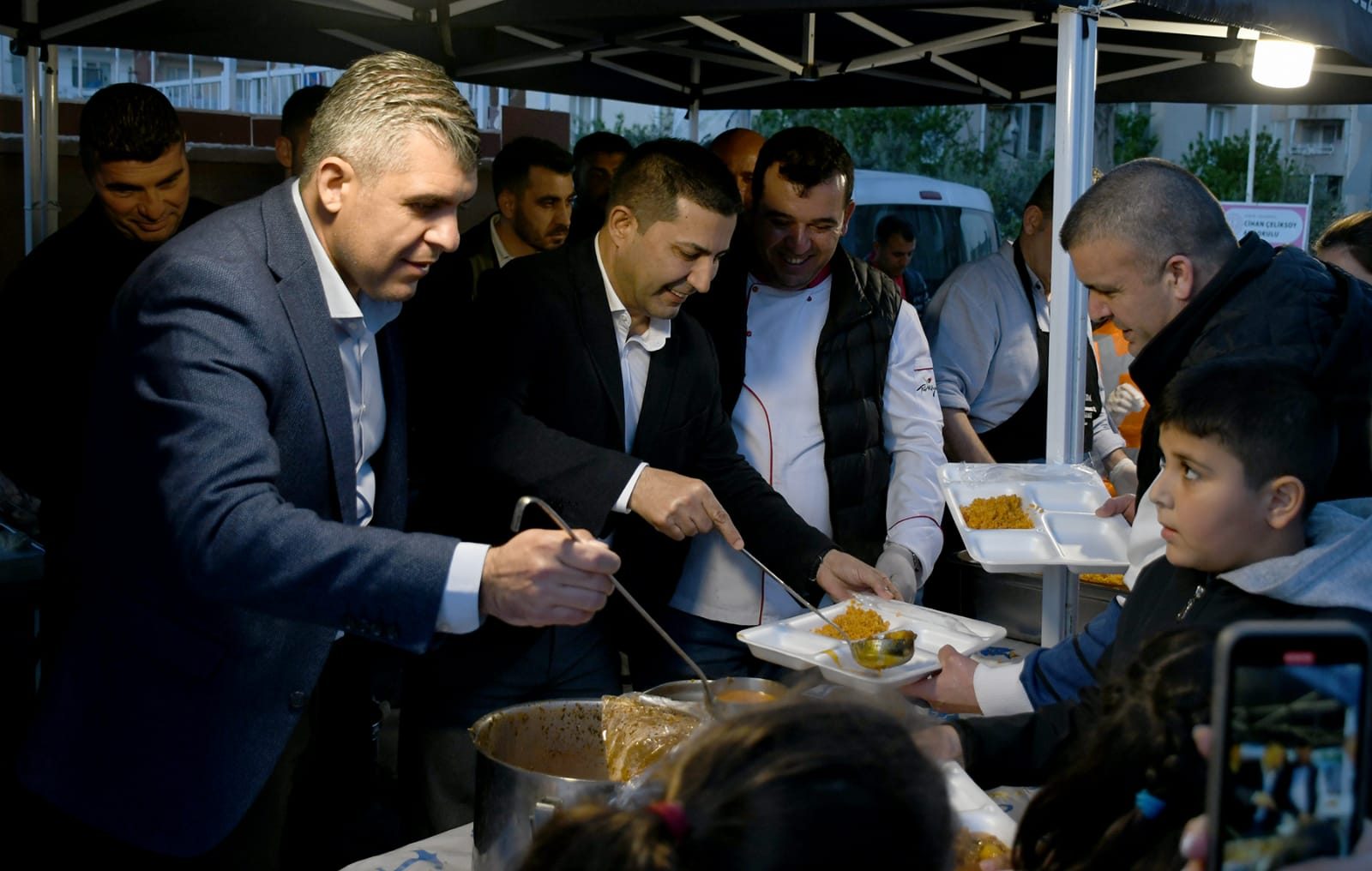 KUŞADASI BELEDİYESİ'NDEN RAMAZAN AYI BOYUNCA 18 BİN KİŞİLİK İFTAR YEMEĞİ
