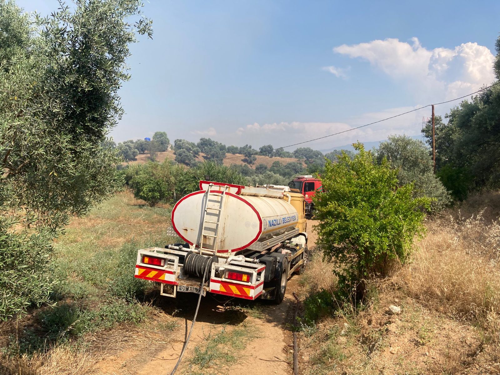 Nazilli Belediyesi ekipleri Bozyurt'taki yangın söndürme çalışmalarına destek verdi