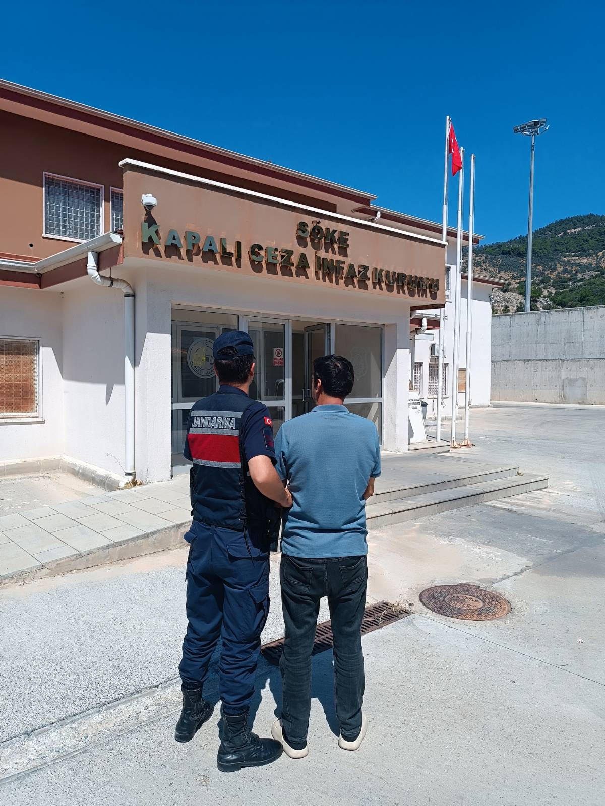 Söke'de uyuşturucu suçundan 8 yıl 4 ay hapis cezası bulunan hükümlü yakalandı