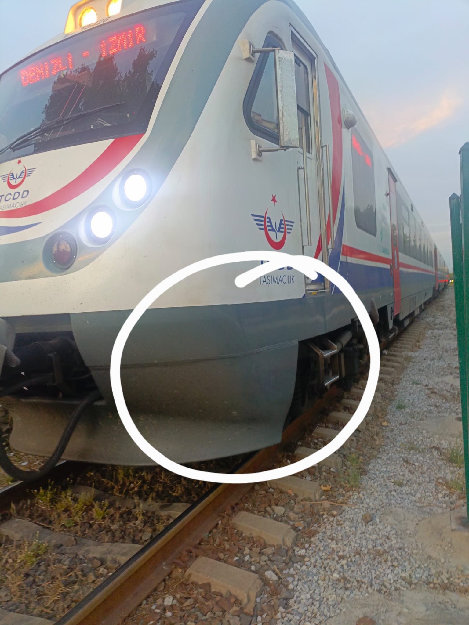 İNCİRLİOVA’DA TREN KAZASI: BARİYERİ GEÇMEK İSTERKEN TREN ÇARPTI