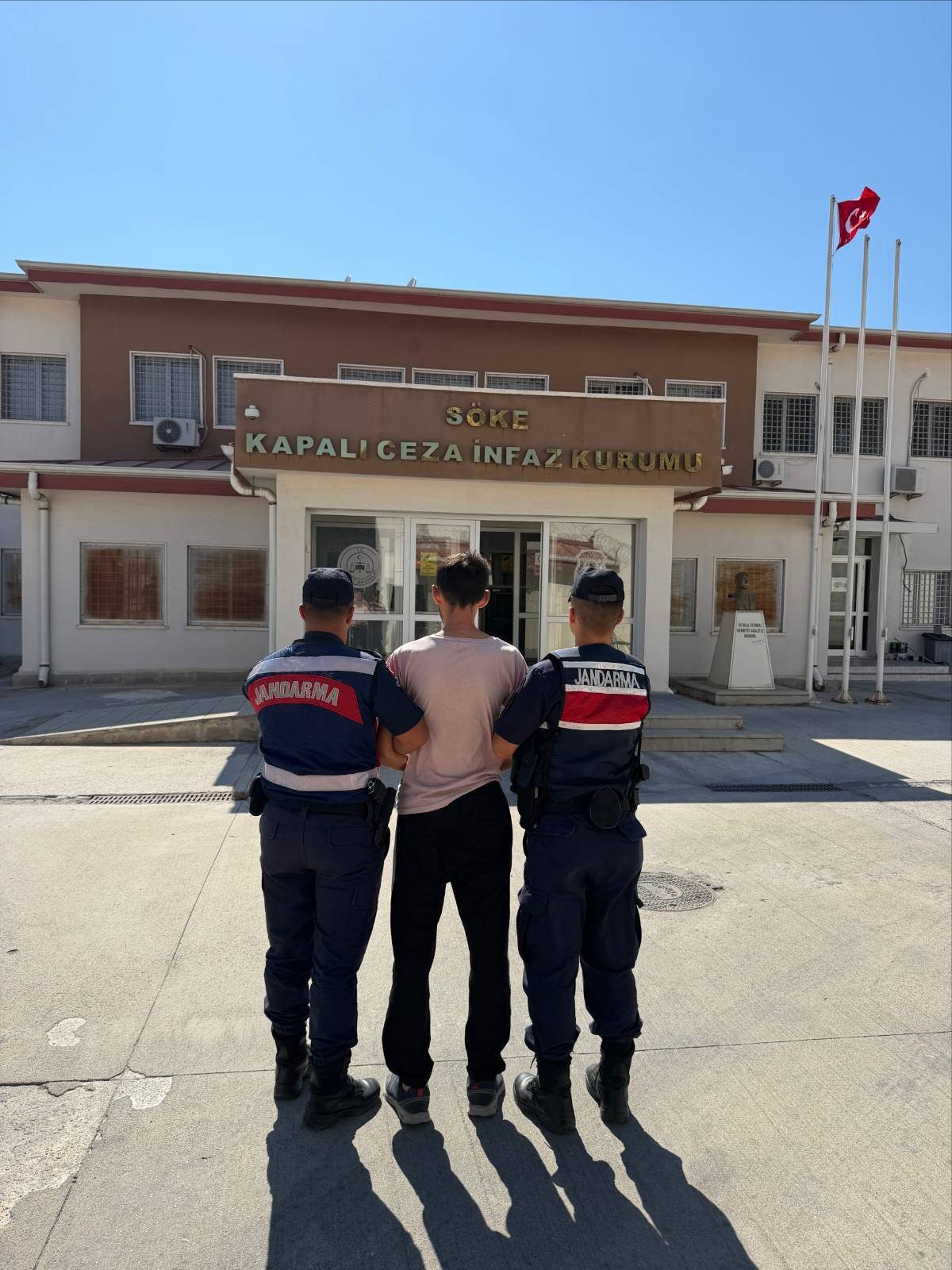 Kuşadası’nda 25 Yılı Aşkın Hapis Cezasıyla Aranan Firari Hükümlü Yakalandı