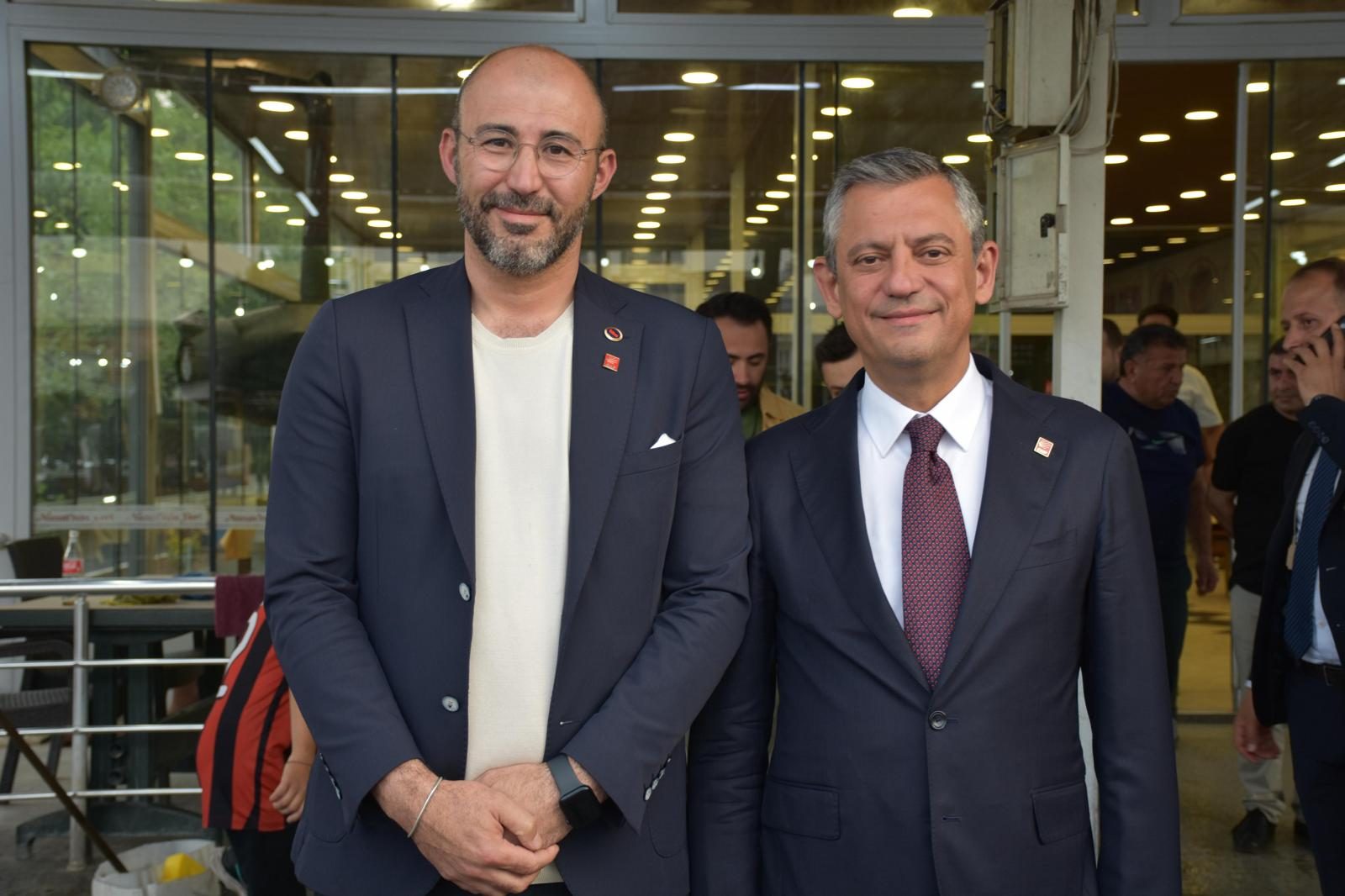 CHP GENEL BAŞKANI ÖZGÜR ÖZEL GÜNÜN YORGUNLUĞUNU GERMENCİK’TE ATTI