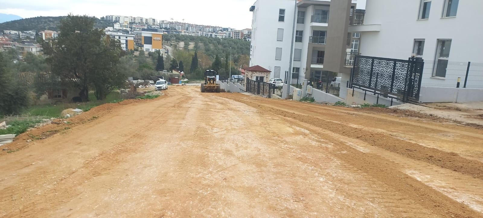 AYDIN BÜYÜKŞEHİR BELEDİYESİ, KUŞADASI’NIN YOLLARINI YENİLEMEYİ SÜRDÜRÜYOR